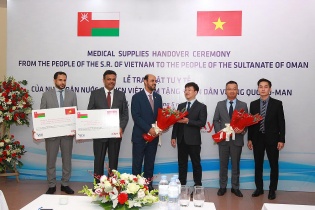 Gửi tặng nhân dân Ô-Man vật tư y tế phục vụ phòng, chống dịch Covid-19 