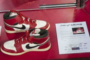Đôi giày từng được Michael Jordan đi lập kỷ lục đấu giá mới