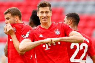 Giành chiến thắng hủy diệt, Bayern tạm bỏ xa Dortmund đến 10 điểm