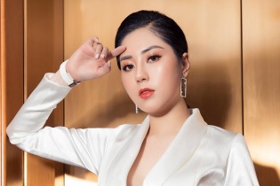Hoa hậu Tô Diệp Hà diện vest gợi cảm