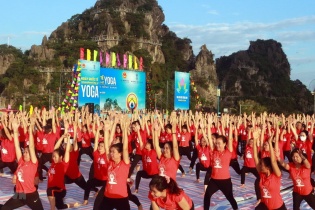 Ngày Quốc tế Yoga lần thứ 6 thu hút gần 3.000 người tham gia