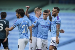 Thắng hủy diệt, Man City níu chân Liverpool trước bục vinh quang