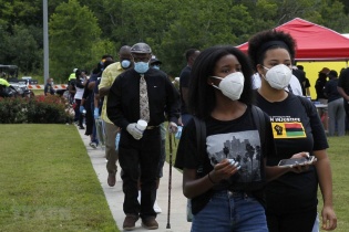 Số ca nhiễm tại bang Texas tăng đột biến, New York mở cửa các bãi biển