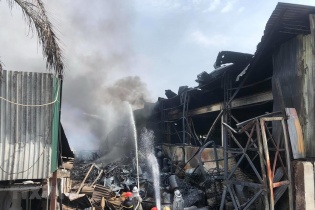 Khẩn trương làm rõ nguyên nhân vụ cháy kho hóa chất tại Hà Nội