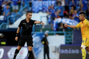 Trọng tài tiếp tục sai ở vòng 8 V-League, VFF yêu cầu kiên quyết xử lý