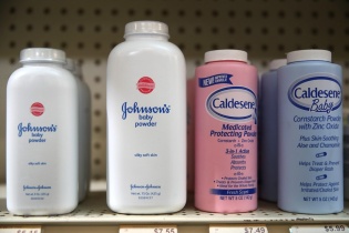 Nhiều tổ chức quốc tế kêu gọi J&J ngừng bán phấn rôm Baby Powder