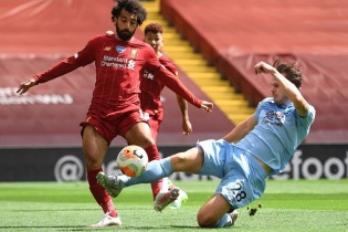 Premier League: Liverpool đứt mạch toàn thắng, Chelsea thua sốc