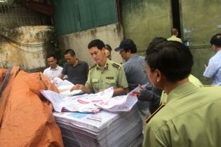 Tạm giữ gần 2,3 tấn bìa và ruột sách bán thành phẩm có dấu hiệu in lậu
