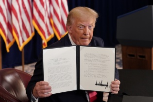 Tổng thống Trump ký sắc lệnh mở rộng gói hỗ trợ thất nghiệp