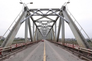 Hà Nội sẽ thí điểm cấm xe hợp đồng trên 16 chỗ trên cầu Chương Dương
