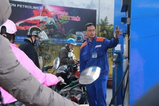Đồng loạt giảm, xăng RON95-III có giá mới là 14.984 đồng mỗi lít