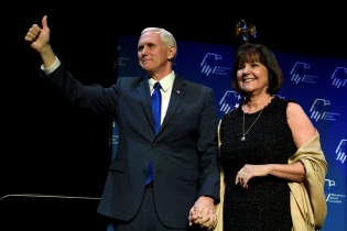 Phó Tổng thống Mỹ Mike Pence và Phu nhân âm tính với virus SARS-CoV-2