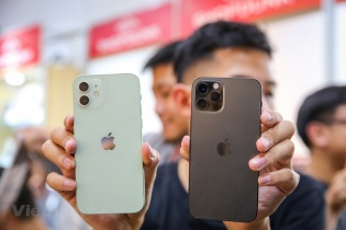 Cận cảnh những chiếc iPhone 12 đầu tiên "cập bến" Việt Nam