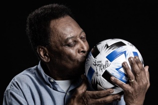 Làng túc cầu thế giới chúc mừng sinh nhật 80 của "Vua bóng đá" Pele