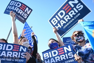 Người dân New York đổ ra đường ăn mừng chiến thắng của ông Joe Biden