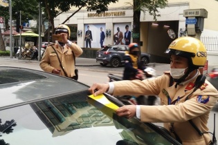 Hà Nội triển khai dán phạt nguội các phương tiện dừng, đỗ trái phép