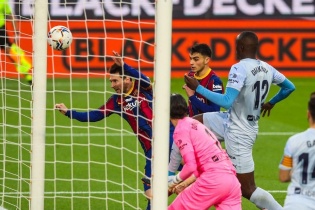 Lionel Messi san bằng kỷ lục ghi bàn của "Vua bóng đá" Pele