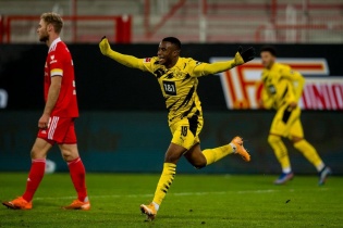 Youssoufa Moukoko ghi bàn thắng lịch sử trong ngày Dortmund bại trận