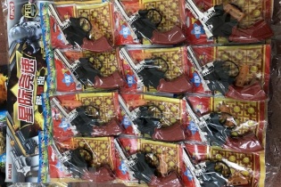 Bắt giữ lô hàng gần 2.000 khẩu súng đồ chơi không rõ nguồn gốc xuất xứ