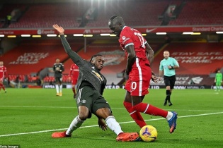 Premier League: Liverpool-M.U chia điểm, Man City lên nhì bảng