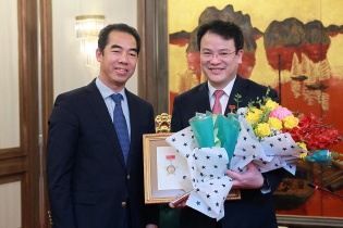 Thứ trưởng  Bộ Kế hoạch và Đầu tư Trần Quốc Phương nhận Kỷ niệm chương “Vì sự nghiệp ngoại giao Việt Nam”