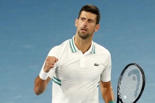 Australian Open: Djokovic lần thứ 9 vào chung kết, Osaka hạ Serena