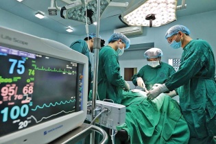 PGS-TS. Trần Ngọc Lương, Giám đốc Bệnh viện Nội tiết trung ương: Người “xuất khẩu” kỹ thuật nội soi tuyến giáp