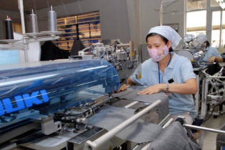 Đơn hàng cải thiện, sản xuất gia tăng