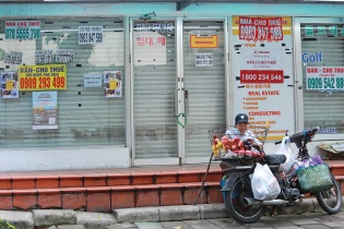 Giá thuê mặt bằng: Nơi dễ chịu, chỗ vẫn “chát”
