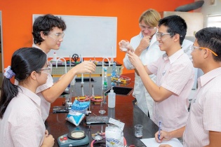 Bốn học sinh Việt Nam giành giải vàng cuộc thi khoa học của Cambridge