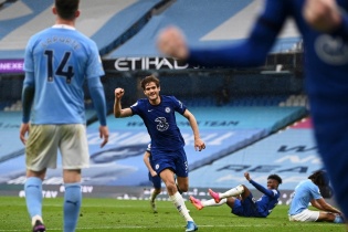 Thua ngược Chelsea, Man City chưa thể sớm vô địch Premier League