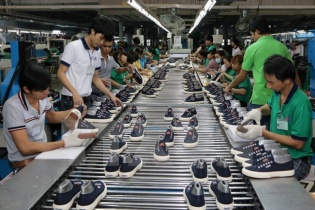 Dòng tiền cạn đáy, dệt may, da giày khó phục hồi sản xuất