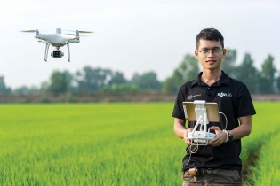 Nguyễn Văn Thiên Vũ: Chàng trai 9X đưa máy bay phun thuốc vào cánh đồng