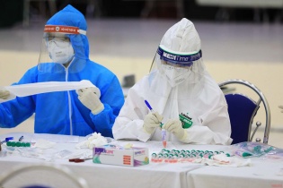 Báo động làn sóng nhân viên y tế nghỉ việc