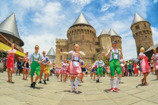 Khách đổ xô đi du lịch biển miền Trung