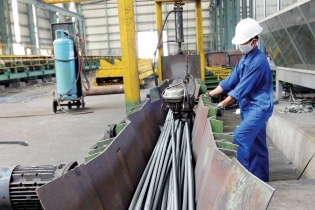 Khó khăn bủa vây doanh nghiệp ngành thép