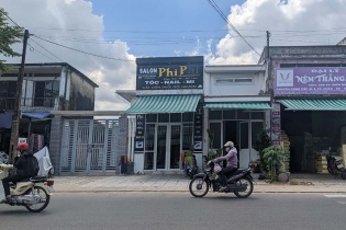 Quảng Ngãi: Dân cố thủ trong nhà công sản sắp sập đổ   