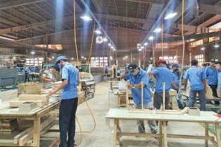 Doanh nghiệp gỗ xoay xở giữ lao động
