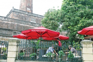 Cuộc đối đầu giữa Highlands Coffee và Starbucks   