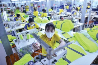 Doanh nghiệp dệt may “oằn mình” vượt khó