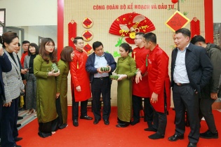 [Ảnh] Công đoàn Bộ Kế hoạch và Đầu tư tổ chức Hội thi "Gói bánh chưng xanh - Chào Xuân Quý Mão 2023"