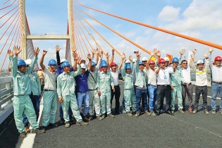 Nhịp cầu nối những bờ vui