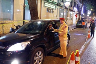 Có nên nới quy định về nồng độ cồn với tài xế?