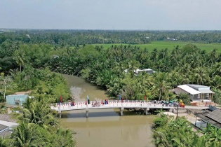 Cây cầu của những tấm lòng