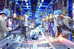 Sản xuất công nghiệp tiếp tục đối mặt thách thức