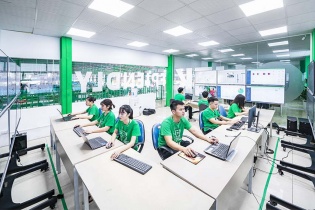 Những cú “gồng mình”… giữ chân lao động