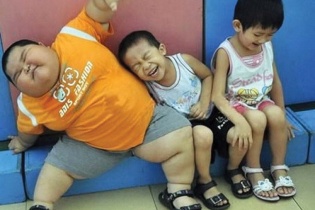 Thừa cân, béo phì ở trẻ em: Hệ lụy của thức ăn nhanh, lười vận động