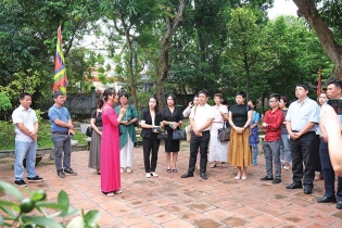 Du lịch dịp nghỉ lễ 30/4 - 1/5: Tour đường bộ, combo và mùa hoa quốc tế hút khách