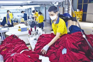 Doanh nghiệp dệt may đã vượt qua “vùng đáy”, nhưng vẫn thận trọng trong sản xuất