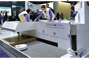 Chạy đua phô diễn công nghệ với robot hút bụi  